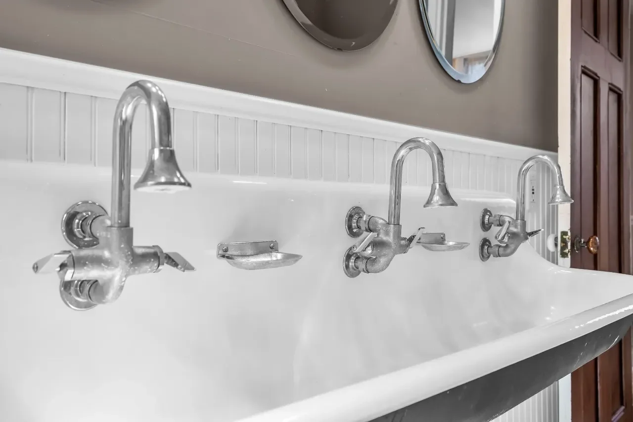 1840 Italianate house Chesterfield New Jersey - 50 - bathroom.webp