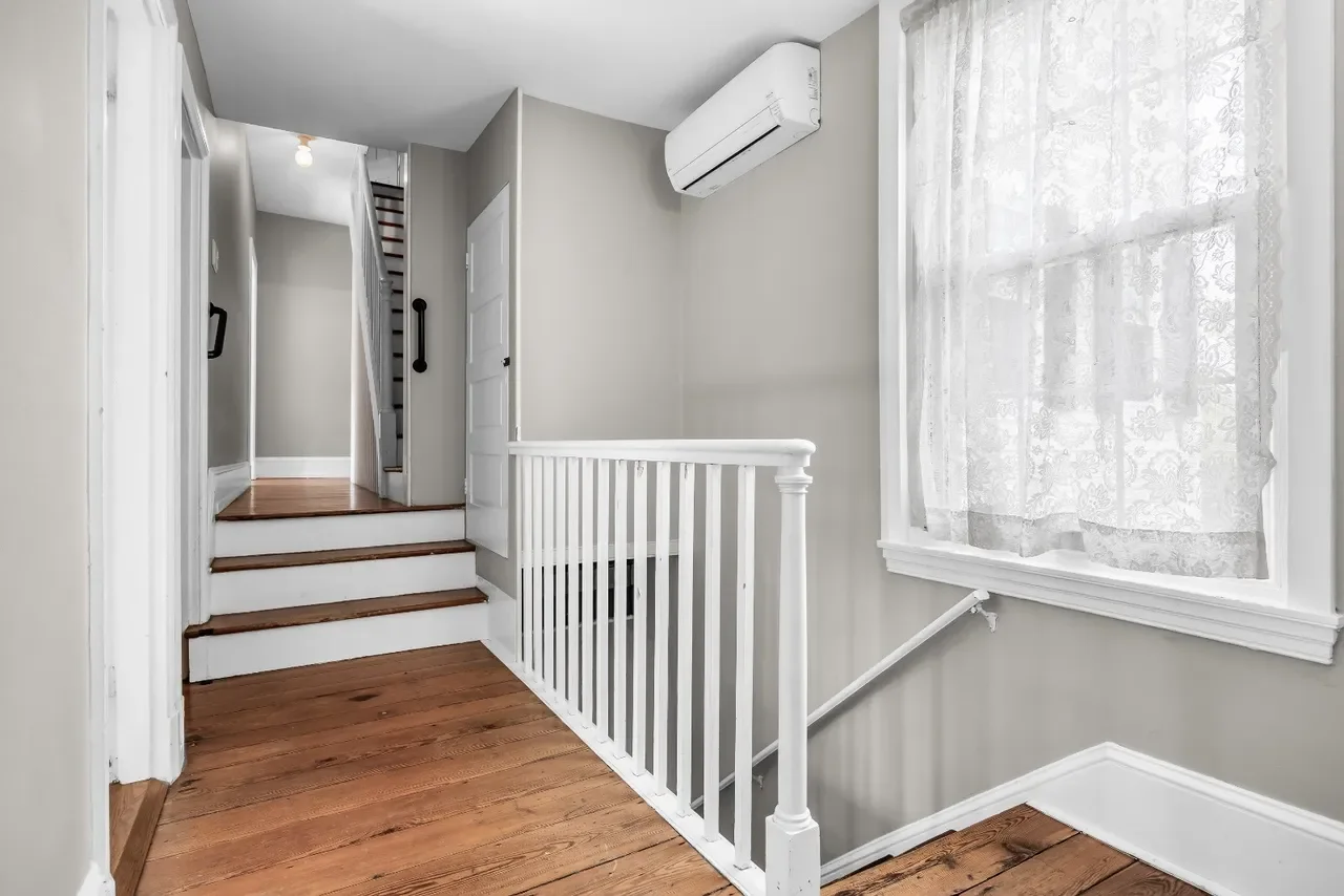 1840 Italianate house Chesterfield New Jersey - 52 - stairs.webp