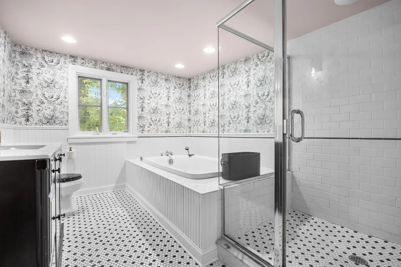 1840 Italianate house Chesterfield New Jersey - 58 - bathroom.webp