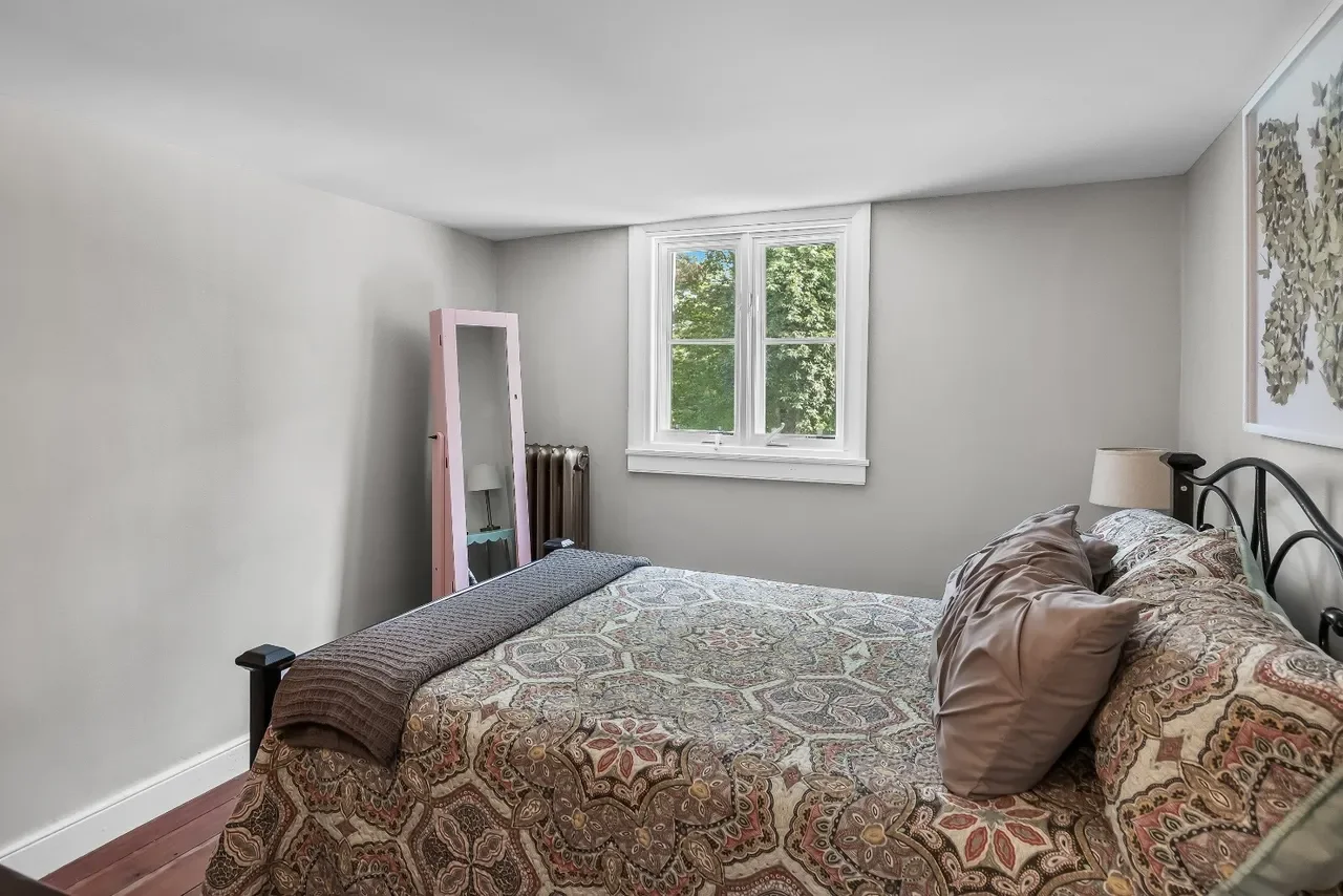 1840 Italianate house Chesterfield New Jersey - 60 - bedroom.webp