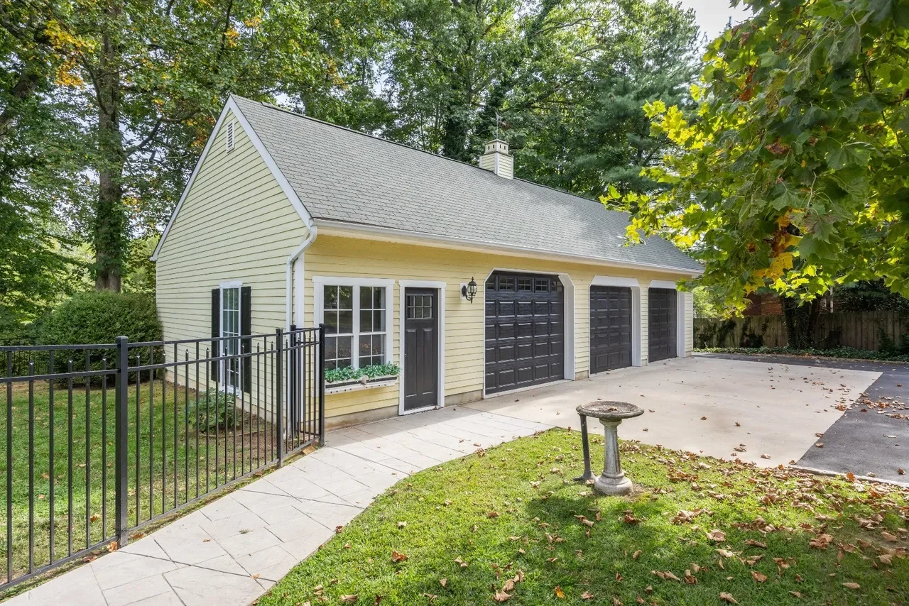 1840 Italianate house Chesterfield New Jersey - 61 - garage.webp