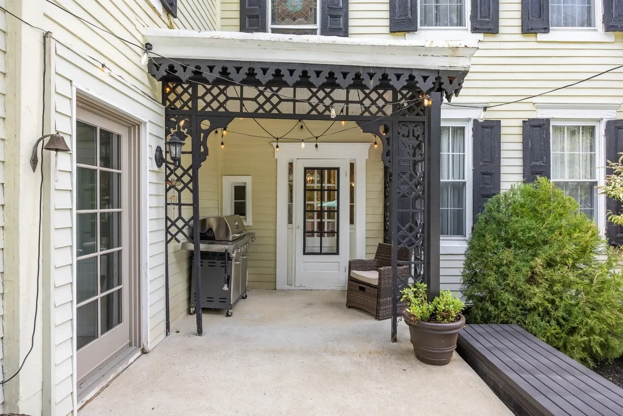 1840 Italianate house Chesterfield New Jersey - 71 - backyard.webp