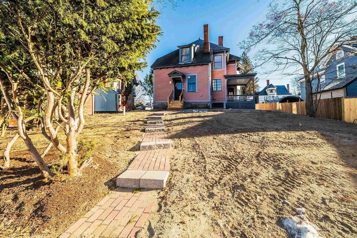 The Stephen and Maria Mansfield House 1888 Queen Anne Nashua New Hampshire - 10 - backyard.webp