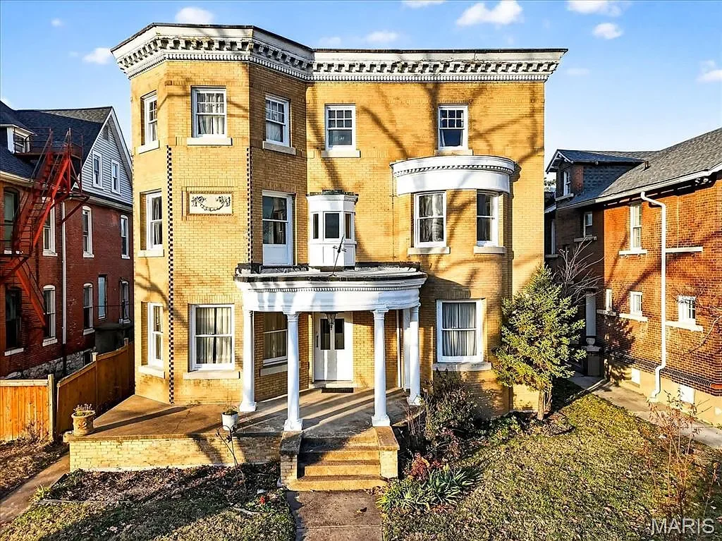 1896 Victorian house in Saint Louis, Missouri - $574k