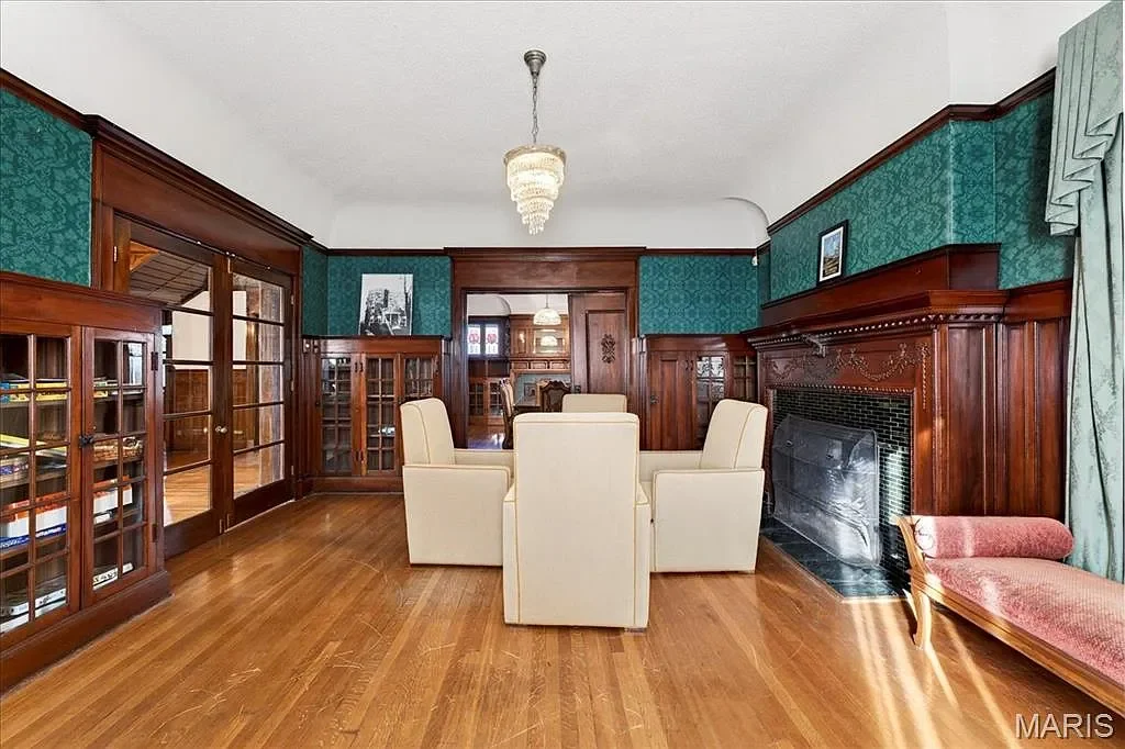 1896 Victorian house Saint Louis Missouri - 13 - living area.webp