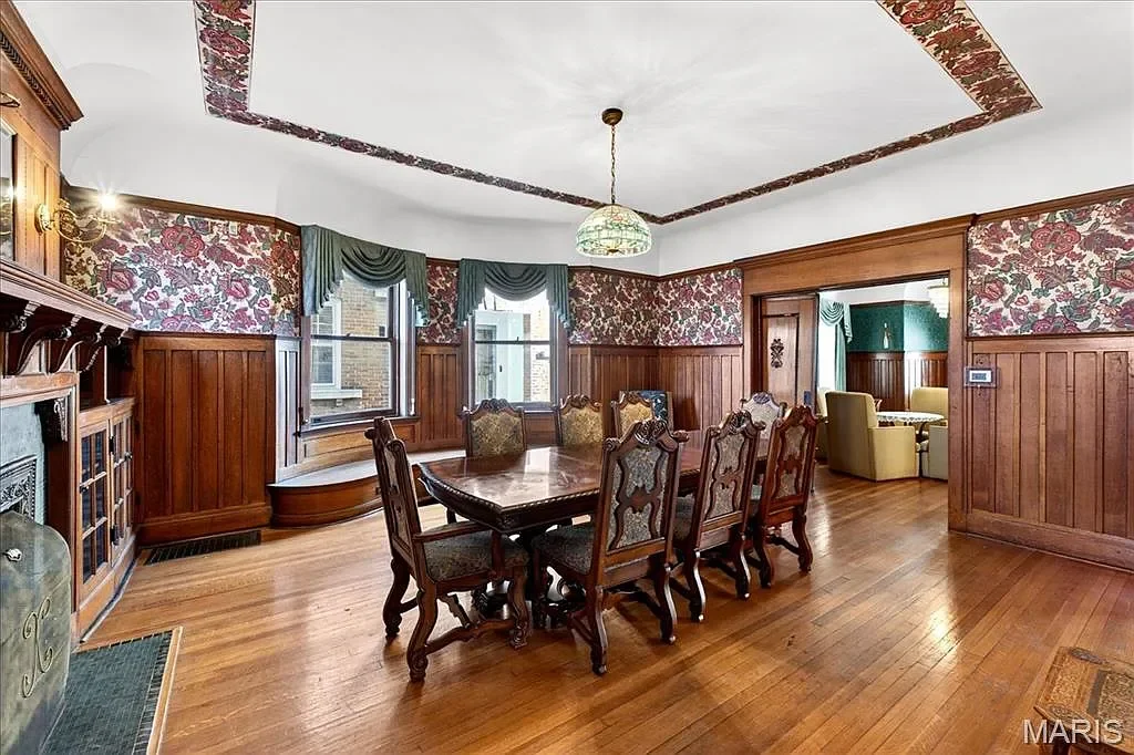 1896 Victorian house Saint Louis Missouri - 16 - dining room.webp