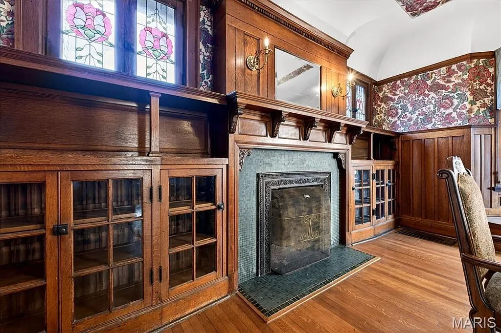 1896 Victorian house Saint Louis Missouri - 17 - dining room.webp