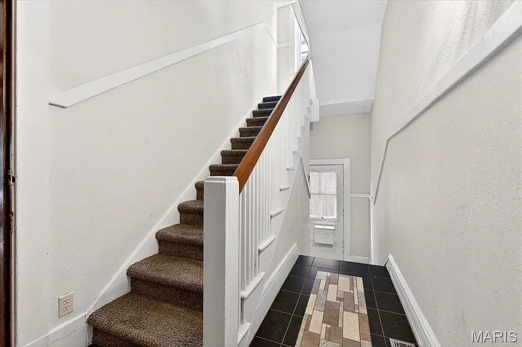 1896 Victorian house Saint Louis Missouri - 23 - stairs.webp
