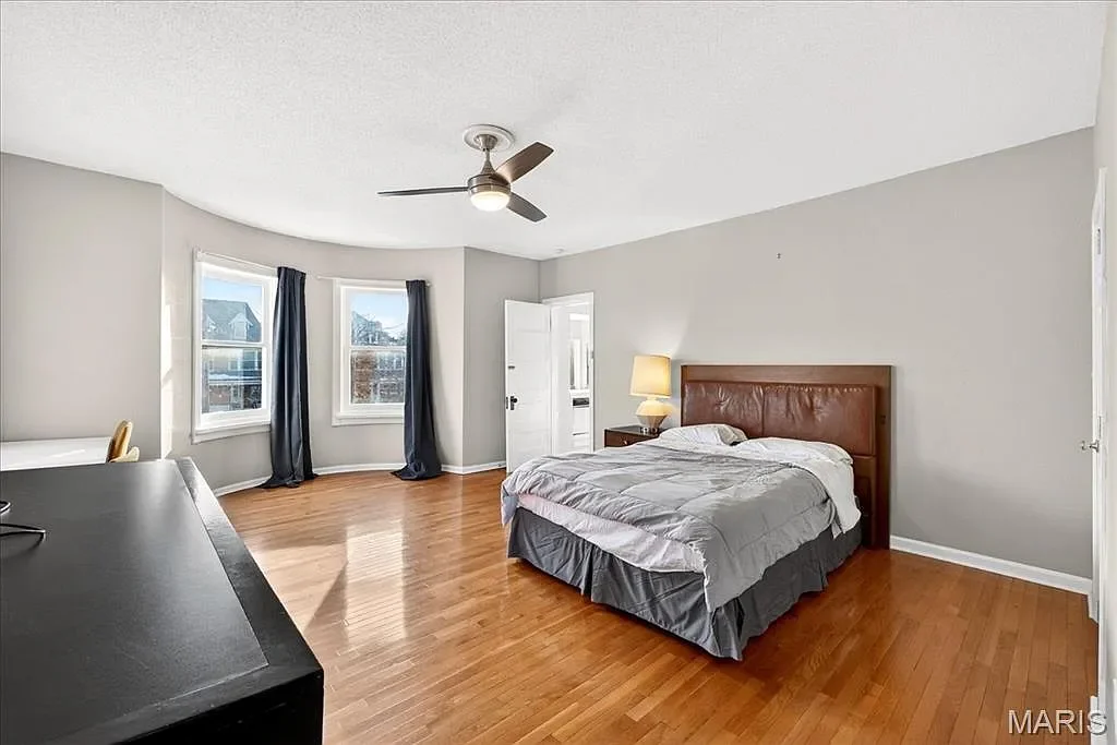 1896 Victorian house Saint Louis Missouri - 27 - bedroom.webp