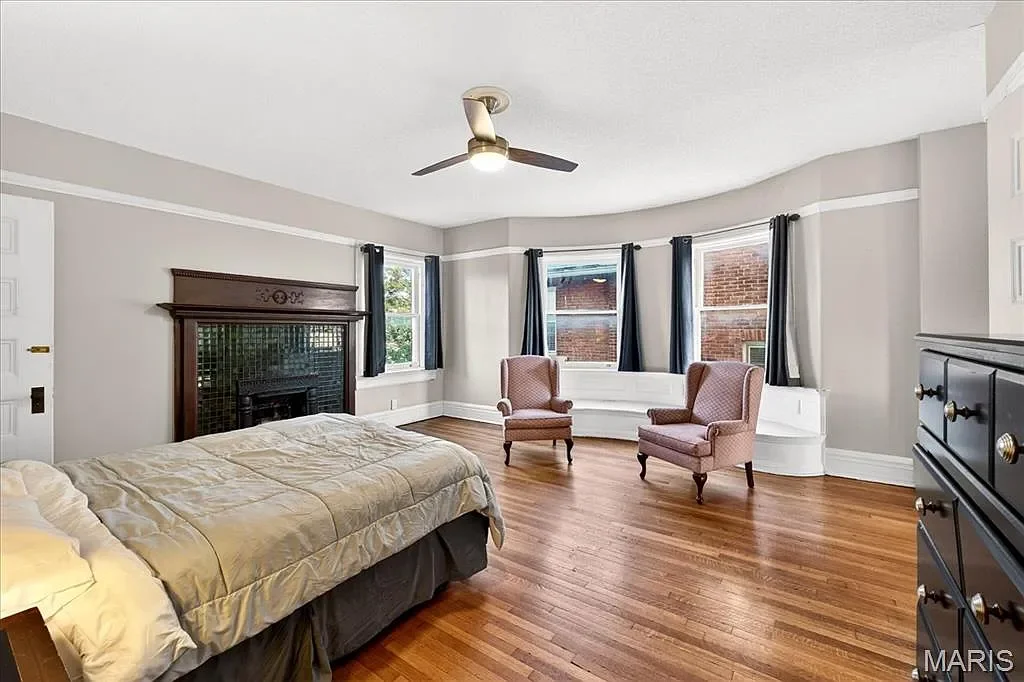 1896 Victorian house Saint Louis Missouri - 29 - bedroom.webp