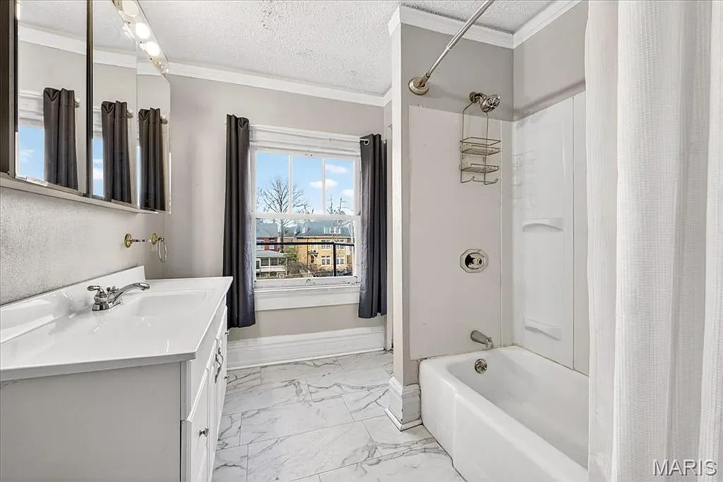 1896 Victorian house Saint Louis Missouri - 36 - bathroom.webp