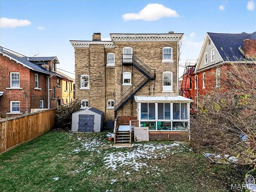1896 Victorian house Saint Louis Missouri - 53 - backyard.webp