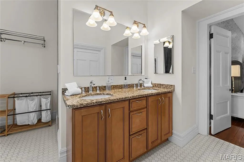 1884 Victorian house Saint Louis Missouri - 26 - bathroom.webp
