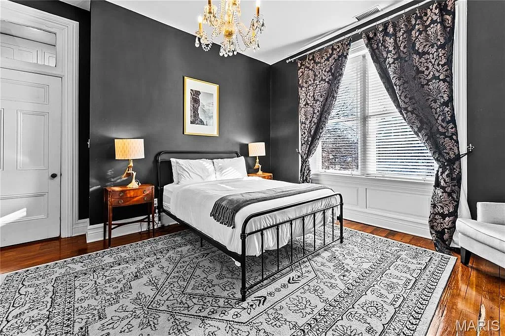 1884 Victorian house Saint Louis Missouri - 34 - bedroom.webp