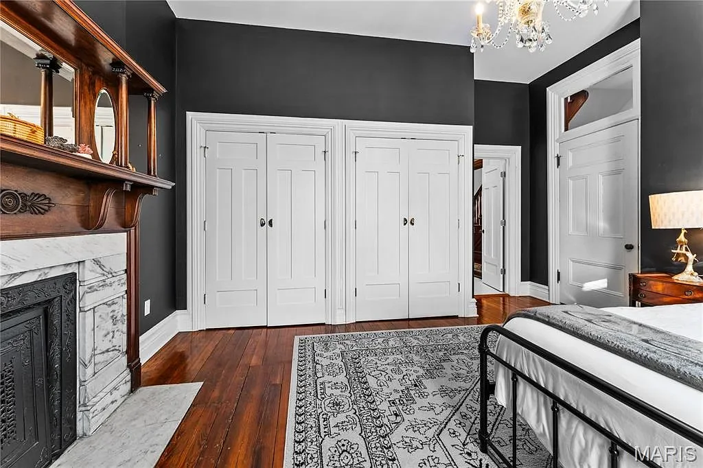 1884 Victorian house Saint Louis Missouri - 35 - bedroom.webp