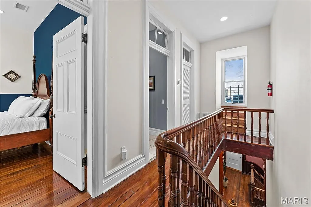 1884 Victorian house Saint Louis Missouri - 37 - upper floor.webp
