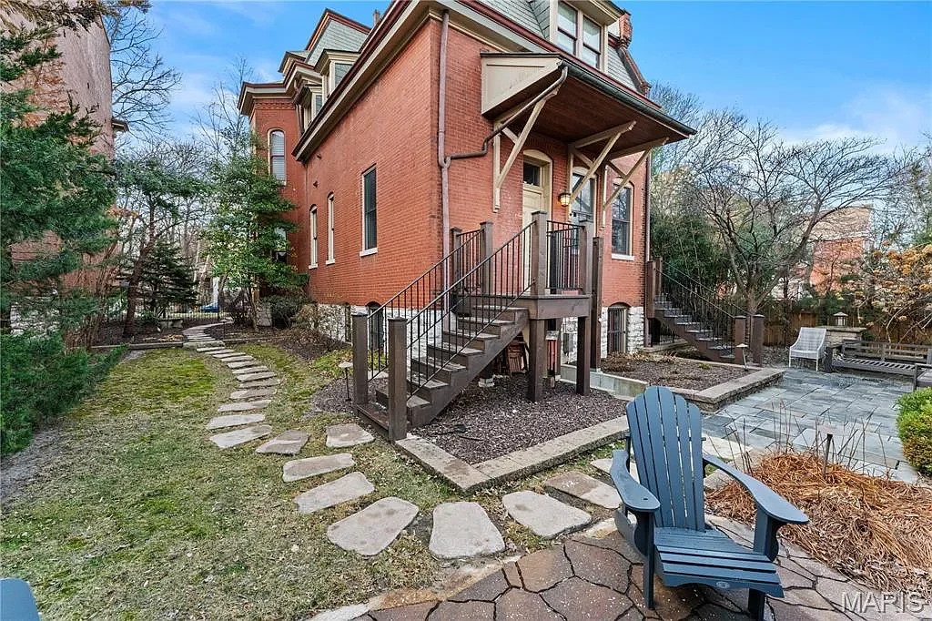 1884 Victorian house Saint Louis Missouri - 40 - backyard.webp