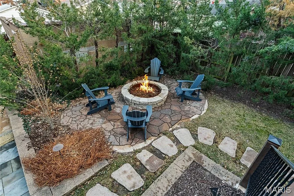 1884 Victorian house Saint Louis Missouri - 41 - backyard.webp