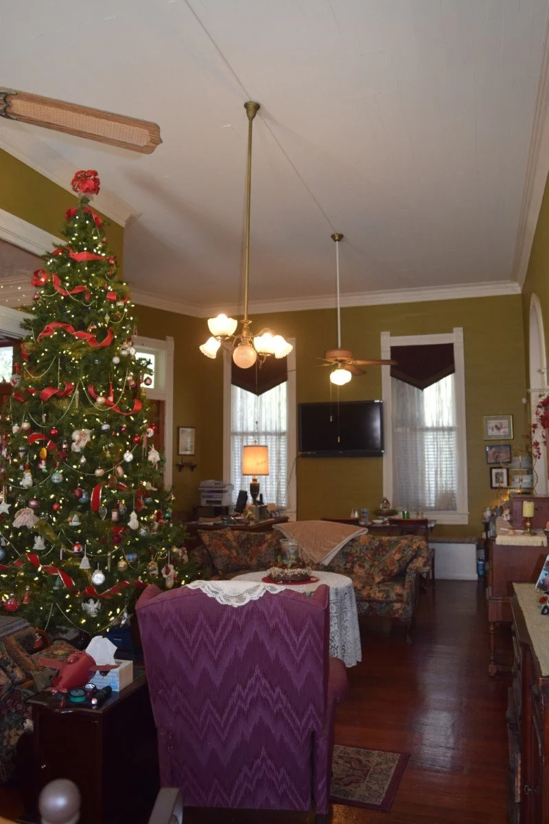 1900 Historic house in Franklin Louisiana - 4 - living room.JPG