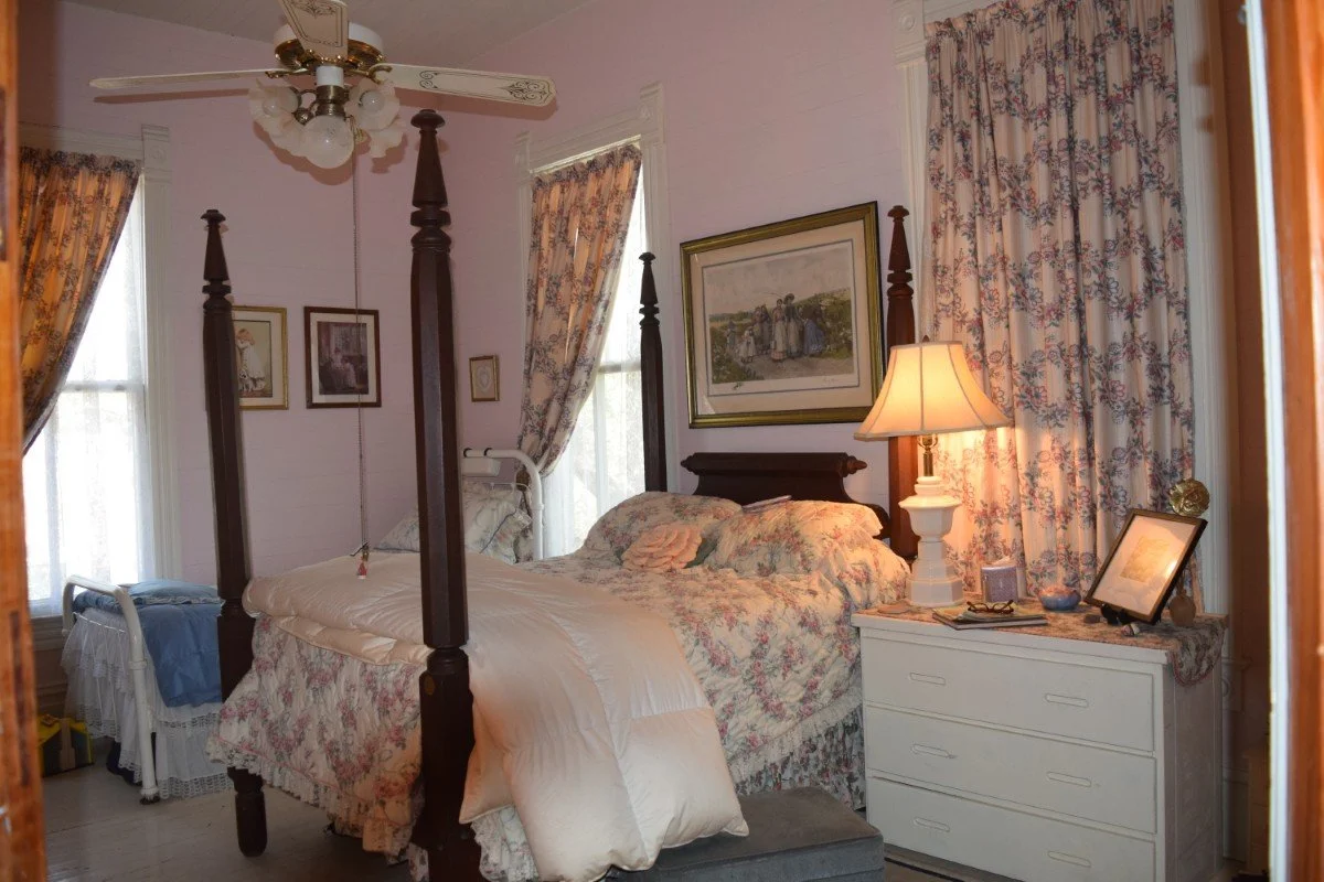 1900 Historic house in Franklin Louisiana - 13 - bedroom.JPG