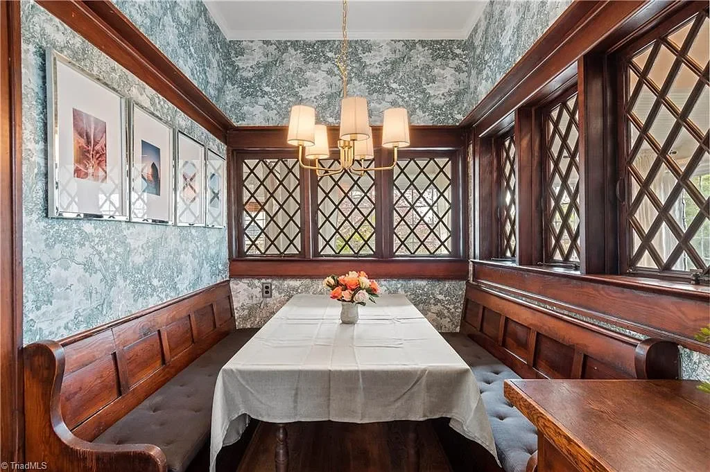 William S Shepherd House 1915 Tudor Winston Salem North Carolina - 18 - breakfast nook.webp
