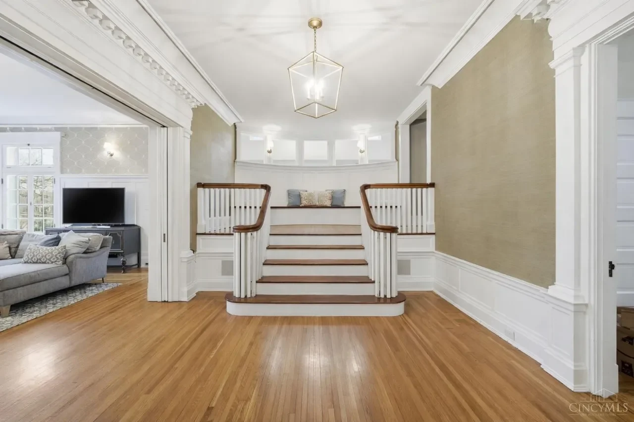 1909 Georgian Revival house Cincinnati Ohio - 4 - foyer.webp