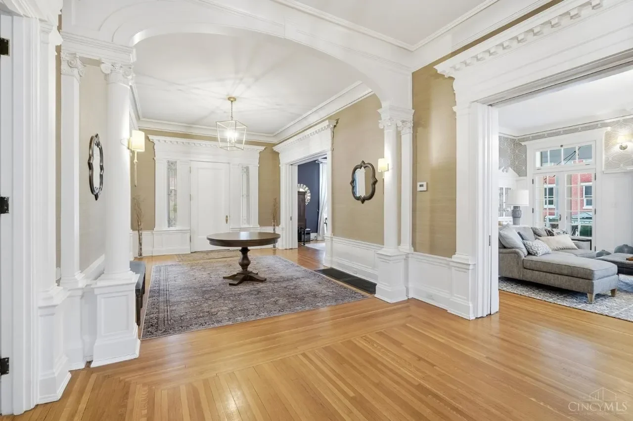 1909 Georgian Revival house Cincinnati Ohio - 7 - foyer.webp