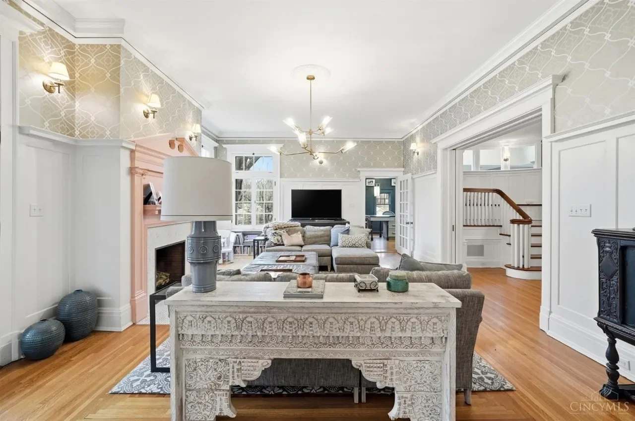 1909 Georgian Revival house Cincinnati Ohio - 15 - family room.webp