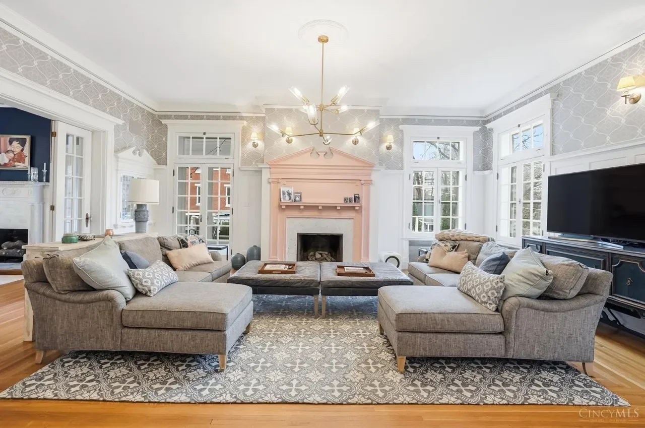 1909 Georgian Revival house Cincinnati Ohio - 16 - family room.webp