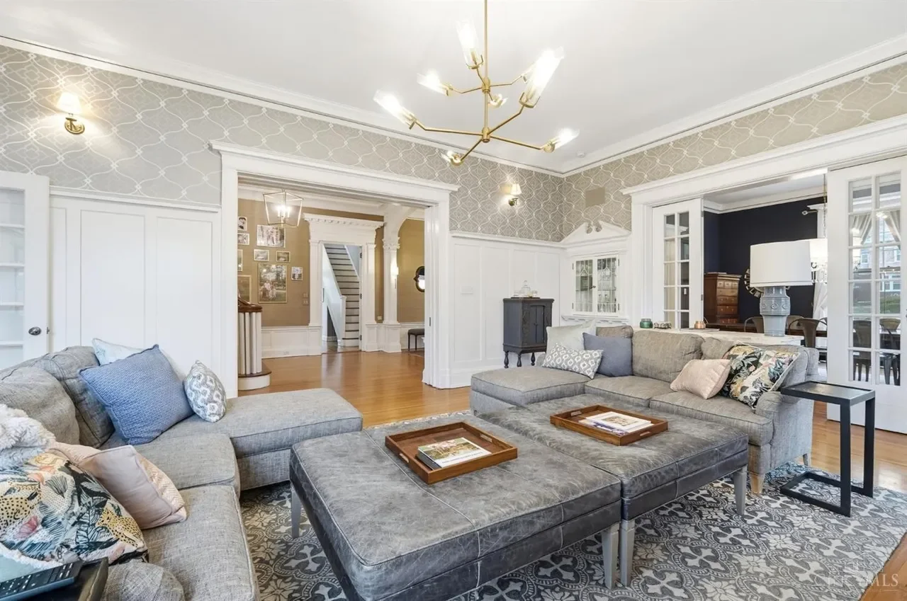 1909 Georgian Revival house Cincinnati Ohio - 18 - family room.webp