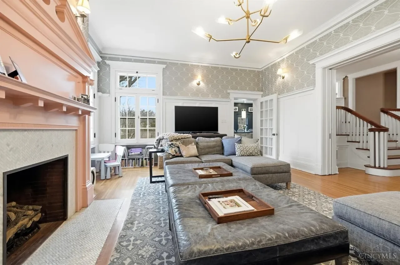 1909 Georgian Revival house Cincinnati Ohio - 19 - family room.webp