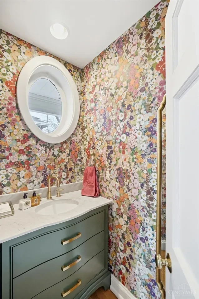 1909 Georgian Revival house Cincinnati Ohio - 32 - bathroom.webp