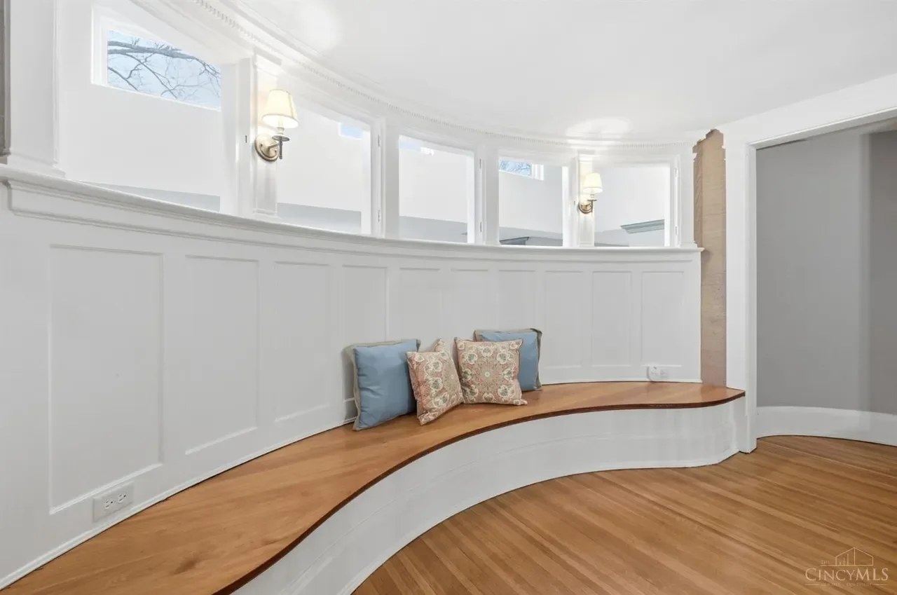 1909 Georgian Revival house Cincinnati Ohio - 34 - relax area.webp