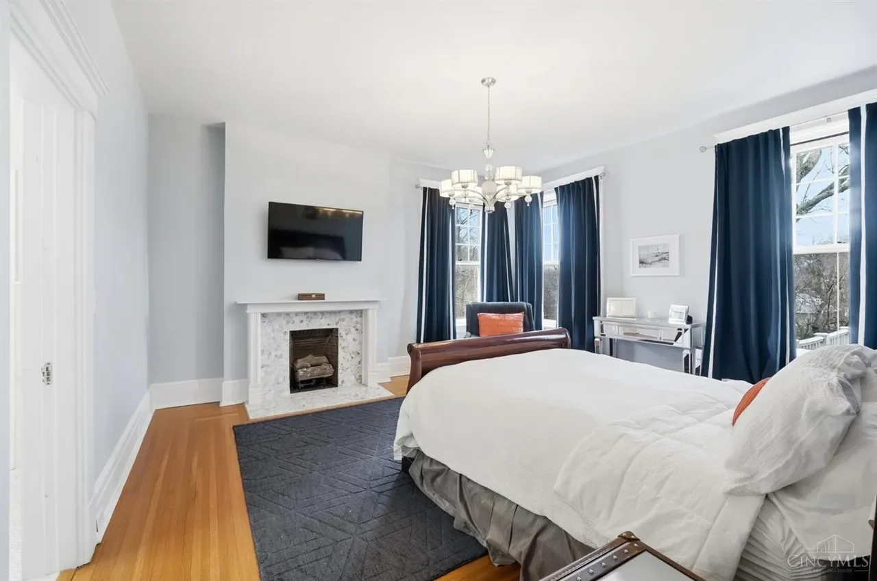 1909 Georgian Revival house Cincinnati Ohio - 39 - bedroom.webp