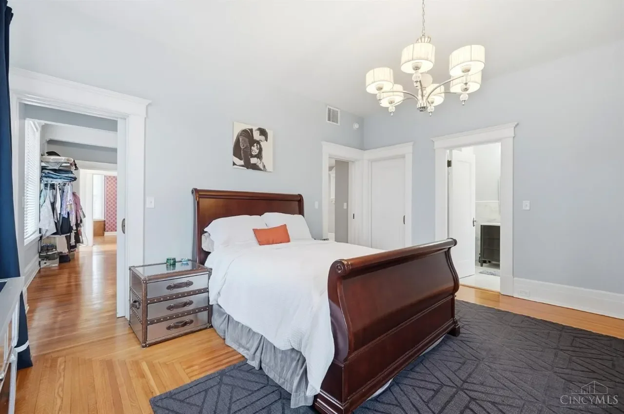 1909 Georgian Revival house Cincinnati Ohio - 40 - bedroom.webp