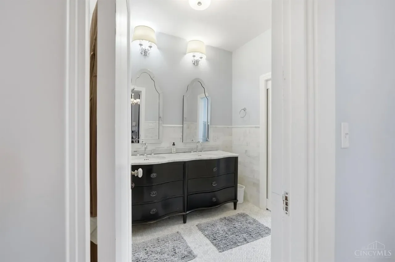 1909 Georgian Revival house Cincinnati Ohio - 41 - bathroom.webp