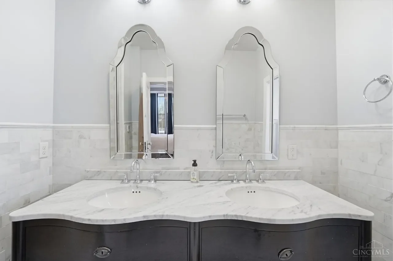 1909 Georgian Revival house Cincinnati Ohio - 43 - bathroom.webp