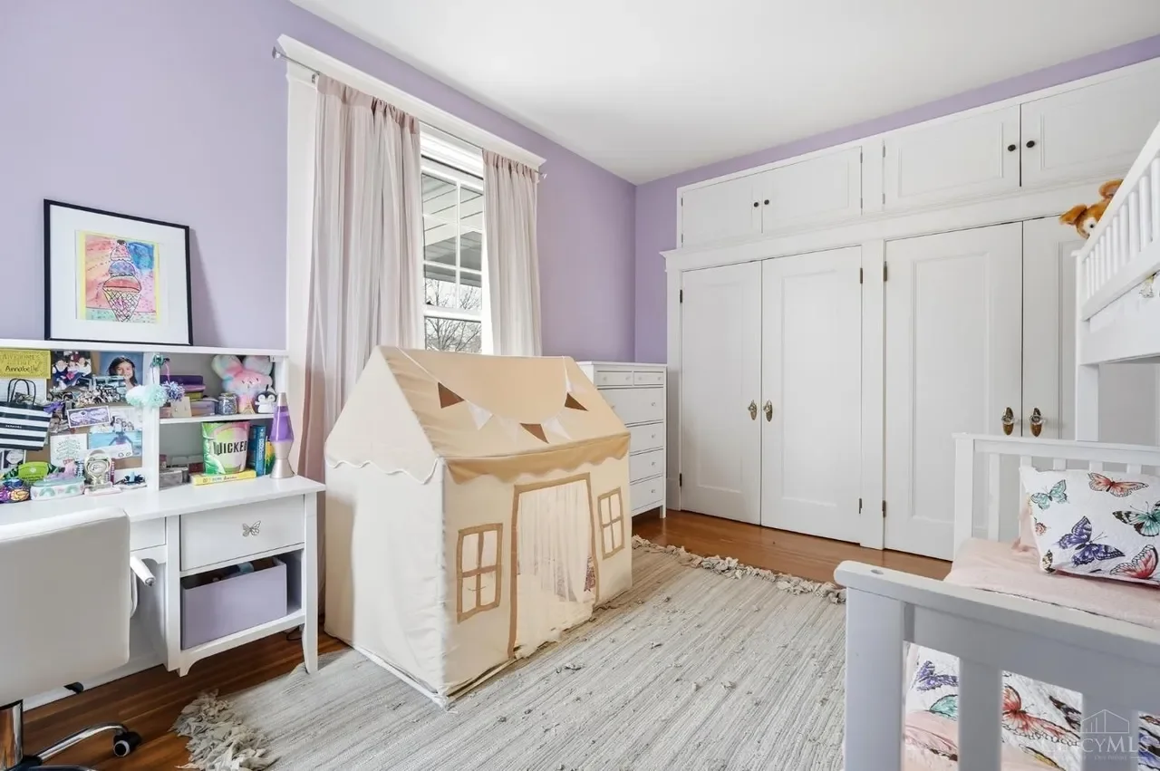 1909 Georgian Revival house Cincinnati Ohio - 51 - bedroom.webp