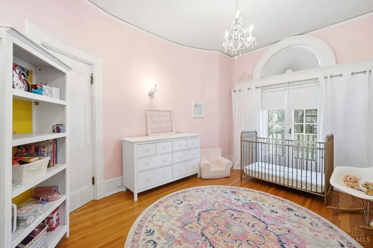 1909 Georgian Revival house Cincinnati Ohio - 53 - bedroom.webp