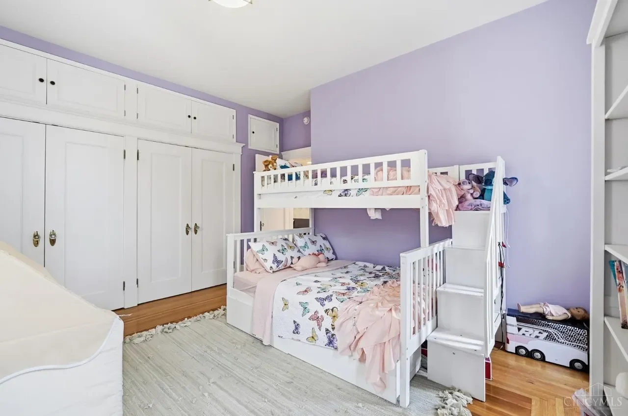 1909 Georgian Revival house Cincinnati Ohio - 52 - bedroom.webp