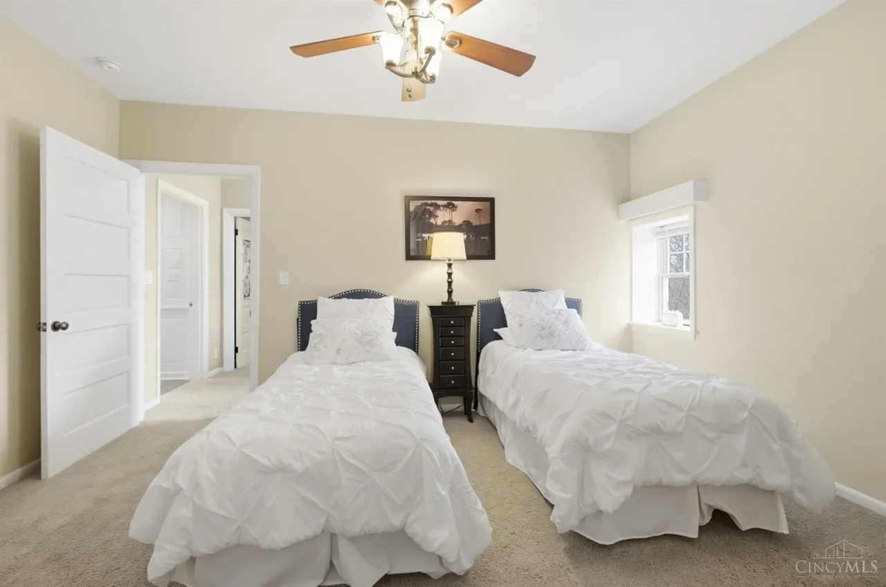 1909 Georgian Revival house Cincinnati Ohio - 61 - bedroom.webp