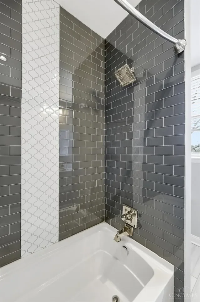 1909 Georgian Revival house Cincinnati Ohio - 72 - bathroom.webp