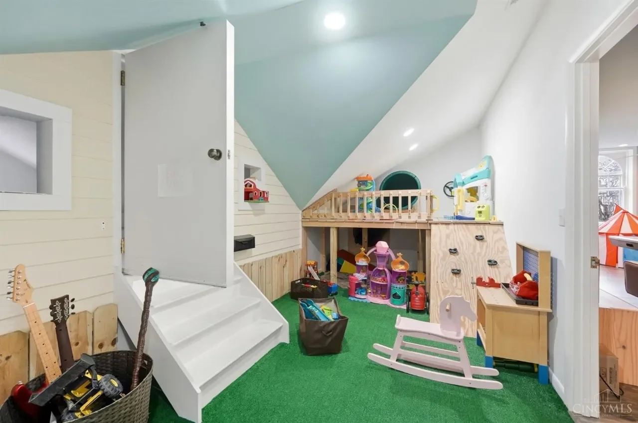 1909 Georgian Revival house Cincinnati Ohio - 74 - gaming room.webp