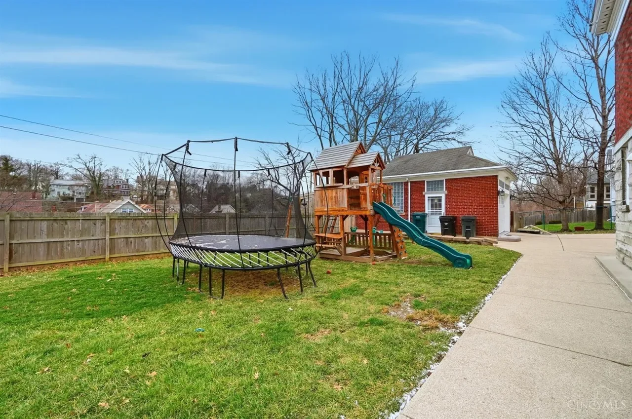 1909 Georgian Revival house Cincinnati Ohio - 79 - backyard.webp