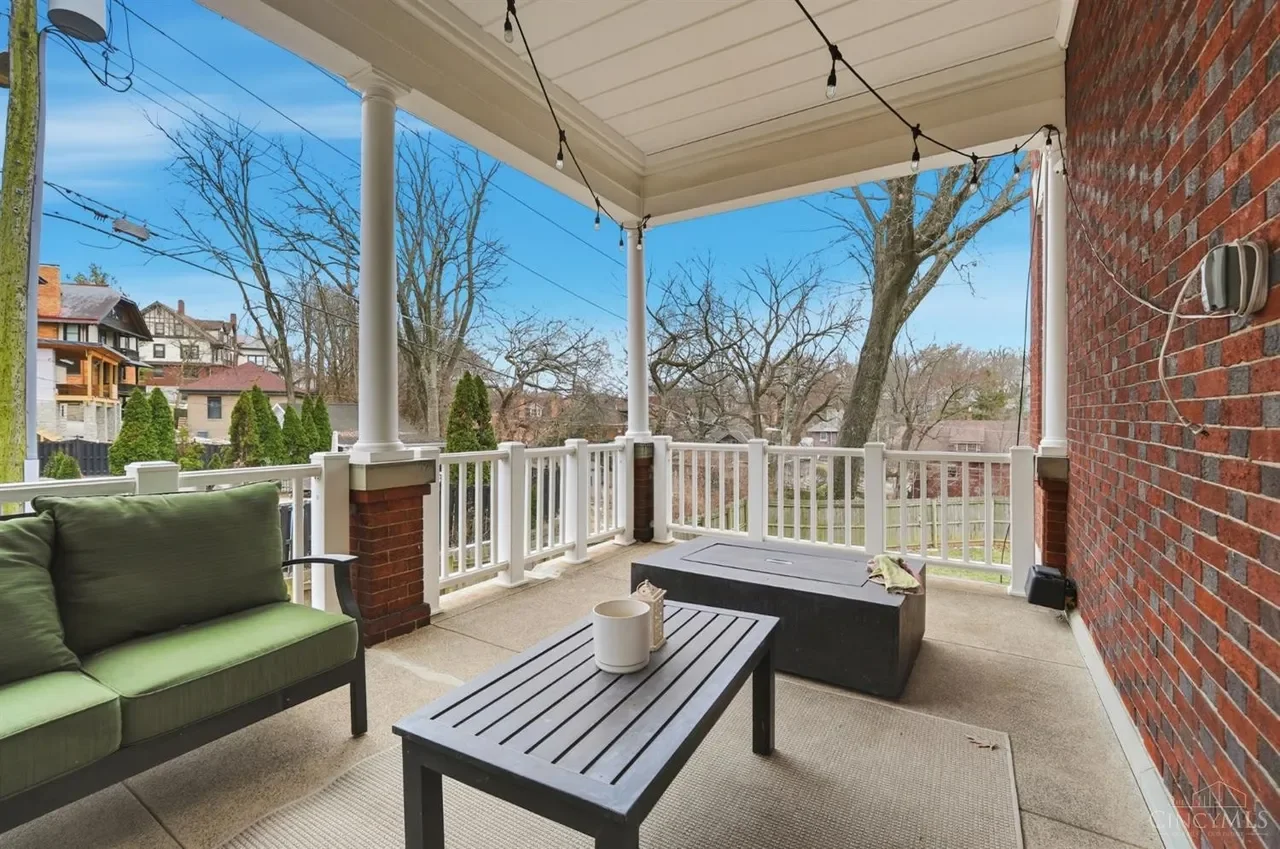 1909 Georgian Revival house Cincinnati Ohio - 81 - porch.webp
