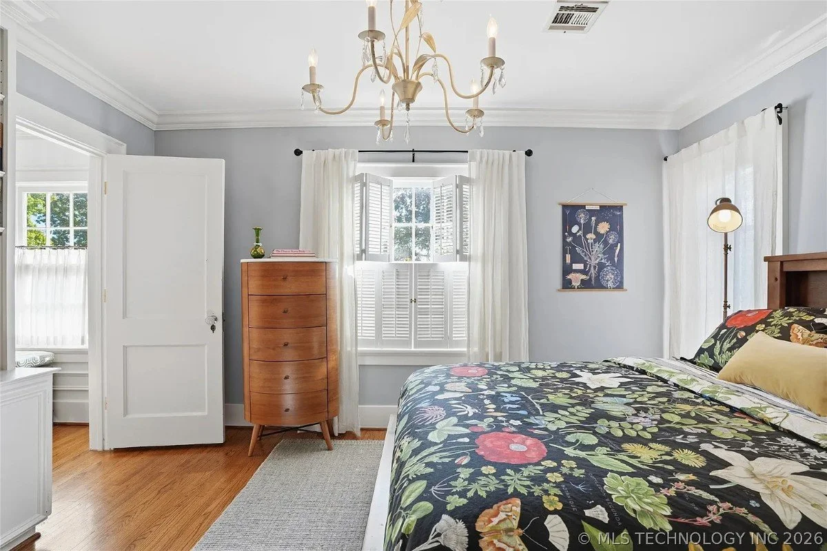 1924 Georgian Revival house Tulsa Oklahoma - 49 - bedroom.webp