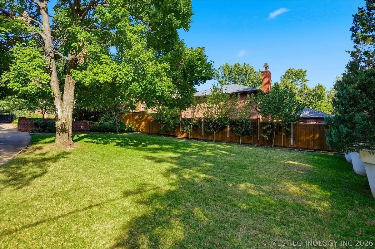 1924 Georgian Revival house Tulsa Oklahoma - 80 - garden.webp