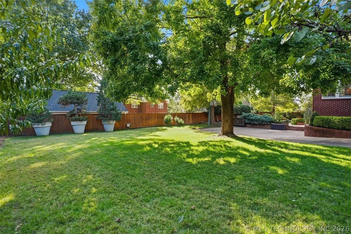 1924 Georgian Revival house Tulsa Oklahoma - 82 - garden.webp