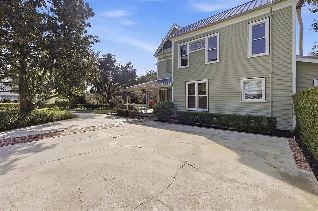 1918 Victorian house Ocala Florida - 6 - backyard.webp