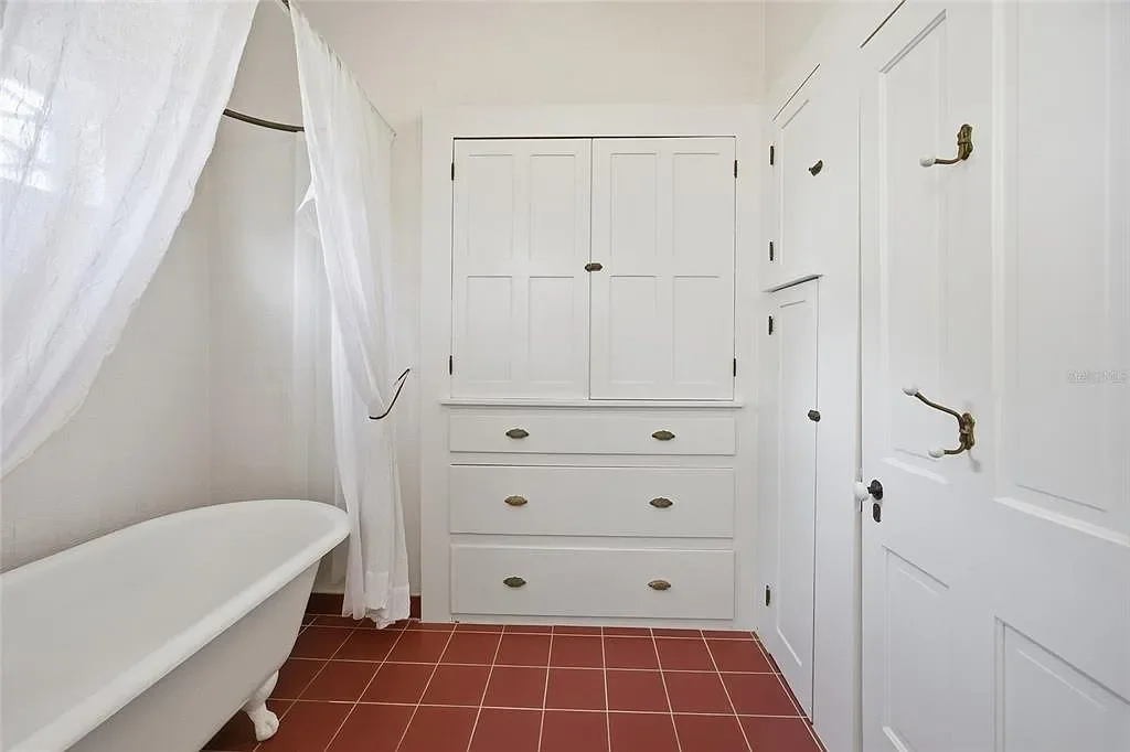 1918 Victorian house Ocala Florida - 34 - bathroom.webp
